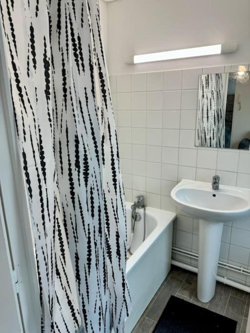 Superbe Appartement Tres Calme Et Confortable Reims Exterior foto